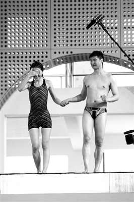 蔡卓妍進(jìn)行《中國星跳躍》的訓(xùn)練，她在教練田亮的陪伴下走上跳臺(tái)，但仍嚇得不敢往下看。 實(shí)習(xí)生 翟超 攝