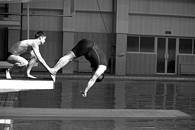 田亮正在給陳光標(biāo)把關(guān)、塑形。