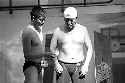 田亮給牛群解釋小鴨子的用途。