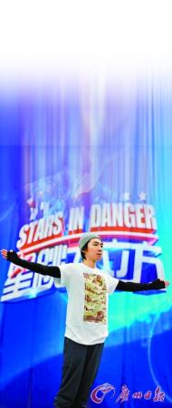 俞灝明以一個干凈利落的動作從3米臺一躍而下。