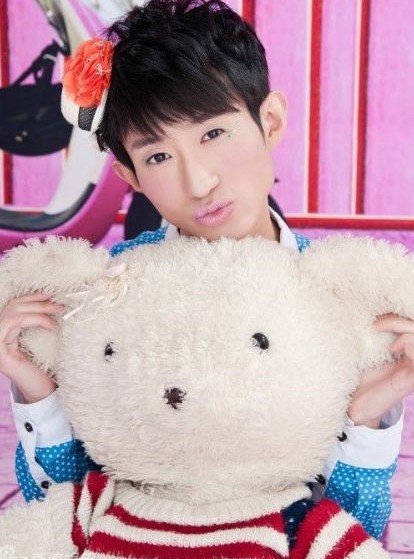 “粉紅哥”畢然寫(xiě)真。