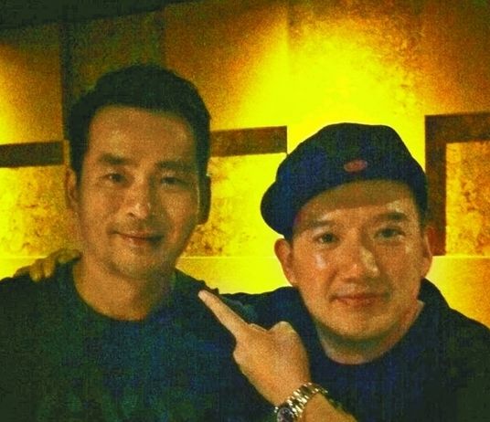 周焯華作為《低俗喜劇》投資人，與男主角杜汶澤合照。