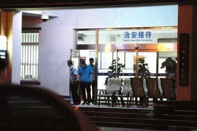 釋小龍走出派出所。