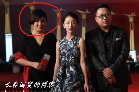 周冬雨與于正（右）和“干媽”（左）。