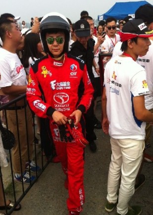 李晨撞車后看起來并無大礙，調(diào)整狀態(tài)繼續(xù)比賽。