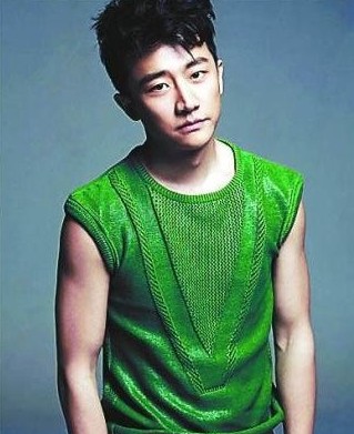 黃軒說起緋聞爆發(fā)的一剎那，語氣里還有點憤憤然。