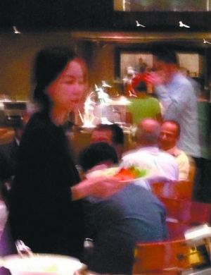 王菲在印度被網(wǎng)友偶遇。