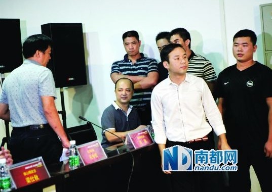 佛山精武會會長梁旭輝在弟子保護下來到現(xiàn)場。