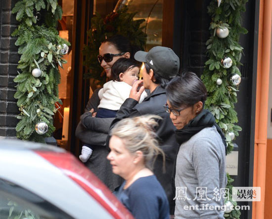 吳彥祖攜帶妻女外出逛街，小寶貝萌態(tài)十足。