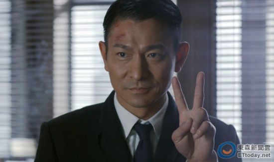 媒體爆料17年前華仔拍戲踢壞直升機。