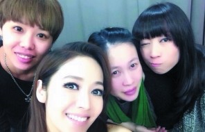 侯佩岑（中）14日在微博公開近照，被粉絲看出臉變圓。