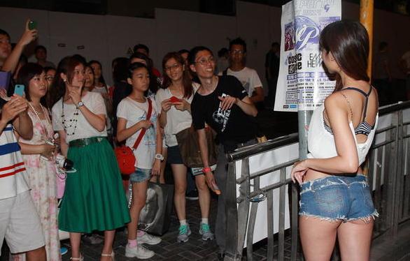 嫩模仙樂都性感著裝惹大叔圍觀，無懼與馬來西亞美女比身材。