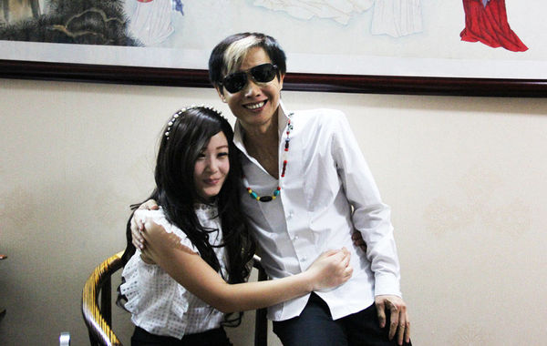 近日，55歲的鄧建國攜新女友恩愛現(xiàn)身，不但大曬甜蜜私密生活照，還在人前勾肩搭背大秀恩愛。