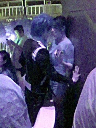 鄭嘉穎夜店與女子貼胸?zé)嵛? alt=