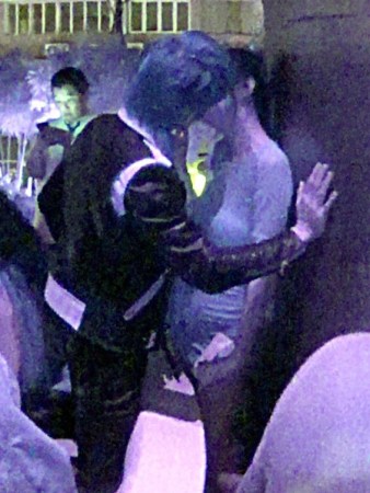 鄭嘉穎夜店與辣妹激吻 鄭嘉穎夜店與辣妹激吻