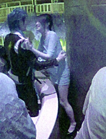 鄭嘉穎夜店與辣妹激吻 鄭嘉穎夜店與辣妹激吻