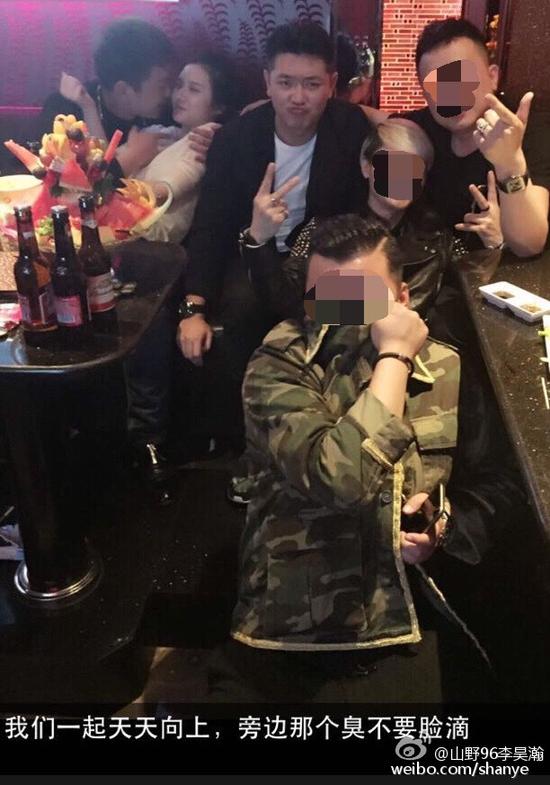 田源朋友辟謠稱左側(cè)抱著女子親吻的是田源的發(fā)小，女子的男友。