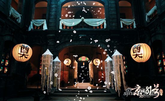 冥婚當(dāng)夜，霍家大院招魂幡隨風(fēng)擺動，漫天冥幣飛舞