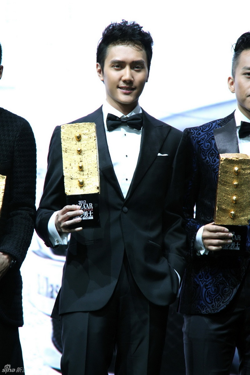 馮紹峰獲芭莎年度明星 五部電影見(jiàn)證成長(zhǎng)