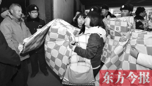 首批5個(gè)“今報(bào)愛心衣櫥”鄭州亮相 首批5個(gè)“今報(bào)愛心衣櫥”鄭州亮相