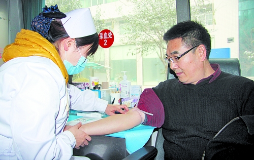 雪地里，百余名醫(yī)護(hù)人員獻(xiàn)血救急