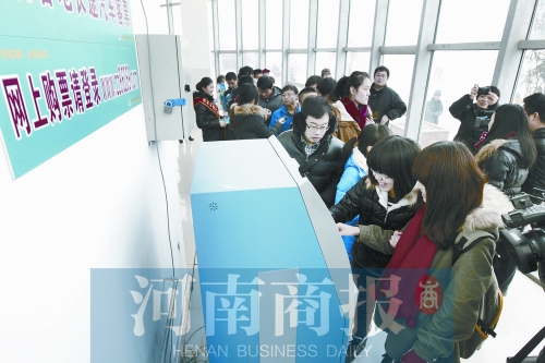 自動(dòng)售票機(jī)安裝在高校內(nèi)，方便了學(xué)生購票返鄉(xiāng)