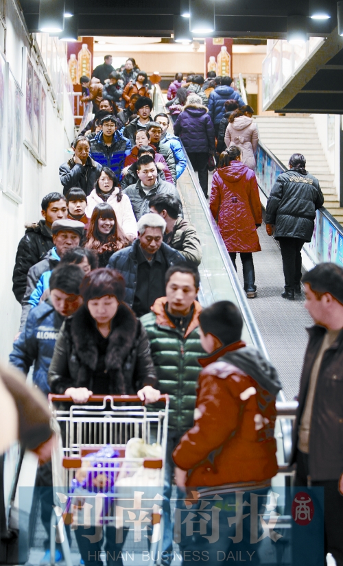 春節(jié)期間，鄭州各商超人流如織