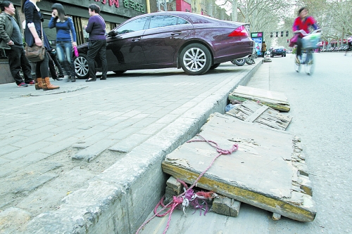 看車(chē)人制作的斜木板，引司機(jī)停車(chē)