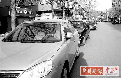 友愛路，路邊停了一排車，本來不寬的路就變得更窄了。