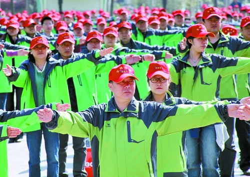 1800名文明志愿者將協(xié)助交警勸阻“中國(guó)式過(guò)馬路” 1800名文明志愿者將協(xié)助交警勸阻“中國(guó)式過(guò)馬路”