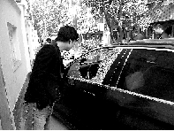 有個人晃了一圈后，寶馬、現(xiàn)代、越野的車窗都“長”出大窟窿