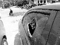 有個人晃了一圈后，寶馬、現(xiàn)代、越野的車窗都“長”出大窟窿