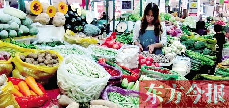 　　隨著氣溫升高，蔬菜供應量增加，近期我省菜價呈現(xiàn)穩(wěn)中下降趨勢