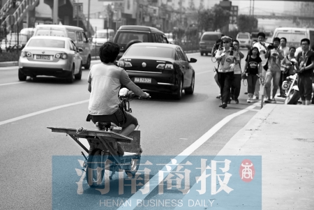 剛駛出隧道口,騎電動車的他被交警攔下 邱曉峰/攝 剛駛出隧道口,騎電動車的他被交警攔下 邱曉峰/攝