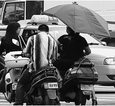 昨日，鄭州市鄭州花園路與農(nóng)業(yè)路交叉口，電動(dòng)車(chē)裝傘埋下安全隱患