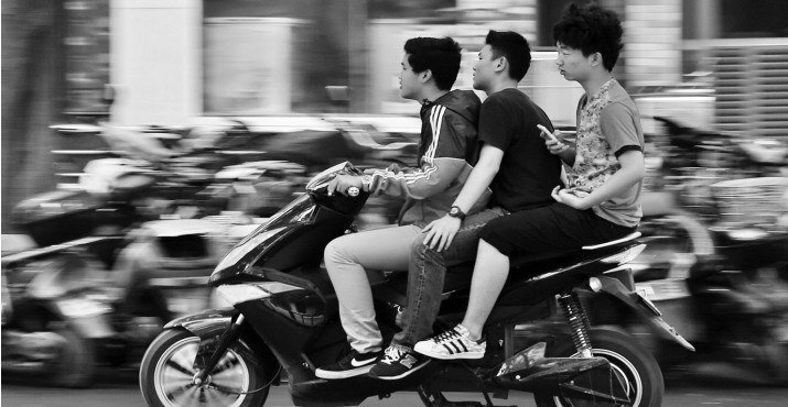 昨日，鄭州經(jīng)五路與豐產(chǎn)路交叉口電動(dòng)車(chē)超載