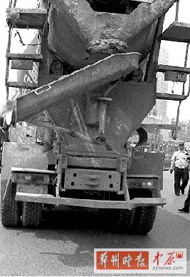 當時,老人就倒在水泥罐車的右后輪邊 當時,老人就倒在水泥罐車的右后輪邊