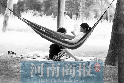 天又熱了起來，外出游玩，記得防曬哦 記者 趙卓/攝　