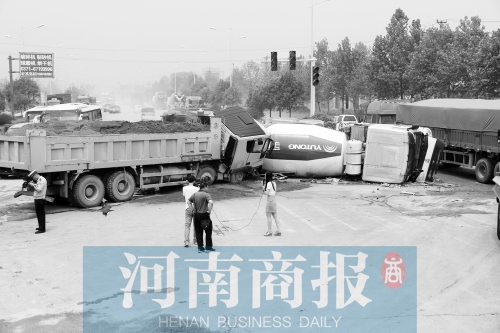 事故現(xiàn)場(chǎng)的附近居民稱，路口的紅綠燈從來(lái)沒(méi)亮過(guò)