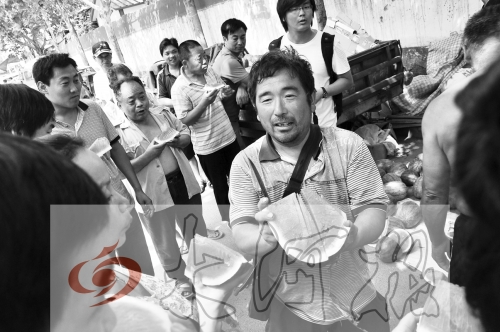 為了表示感謝，陳小立切西瓜分給大家吃。