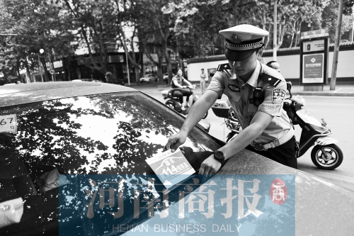 有了這張挪車卡，不會泄露隱私，別人又能方便地聯(lián)系上自己記者 邱曉峰/攝