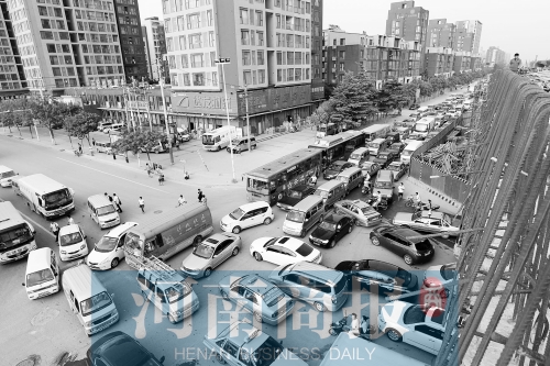 路口四個方向直行、左轉(zhuǎn)交織，車輛相互抵頭，無法正常通行