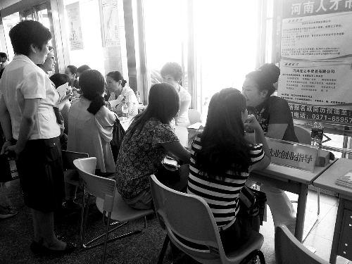 招聘會(huì)，導(dǎo)師團(tuán)正與大學(xué)生面對(duì)面交談。