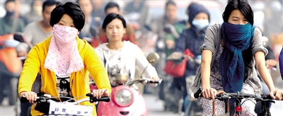 10月8日，鄭州市民遮擋口鼻騎行。 新華社發(fā)