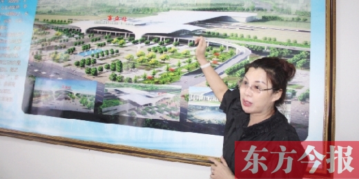 梁園區(qū)高鐵建設指揮部常務副指揮長、梁園區(qū)委副書記杜麗亞向記者介紹高鐵站效果圖