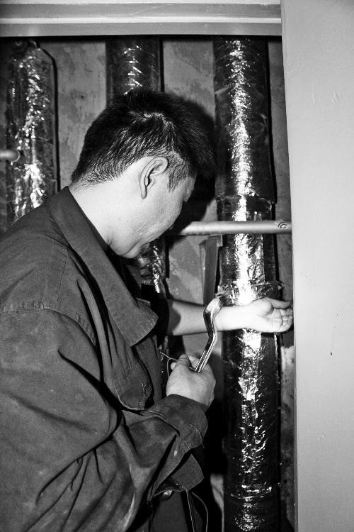 苗師傅一邊進(jìn)行維修，一邊用耳機(jī)接聽(tīng)市民的電話。