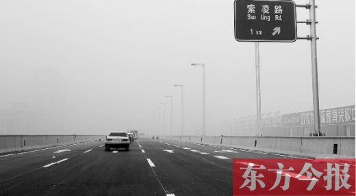 昨天上午，東方今報(bào)記者跟隨鄭州市交巡警部門，提前探路已具備通車條件的鄭州市三環(huán)快速路