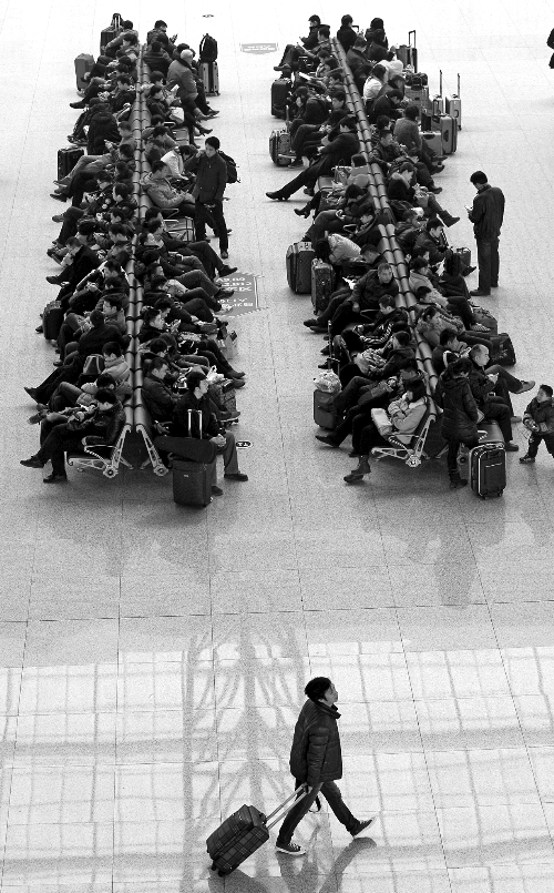 鄭州東站候車室，一些乘客在候車。