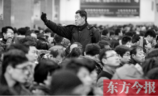 一場(chǎng)雨夾雪讓鄭州火車站的客流又增加了不少。昨天，售票大廳內(nèi)排隊(duì)購票的旅客摩肩接踵