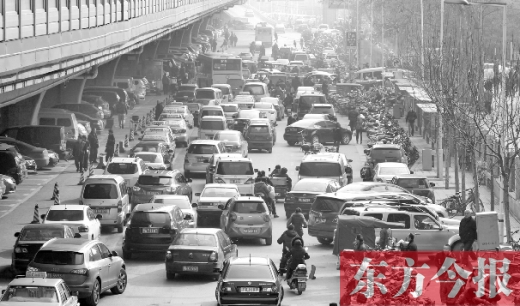 鄭大一附院北門的馬路被非機動車占去一條車道，這里也極易造成交通擁堵